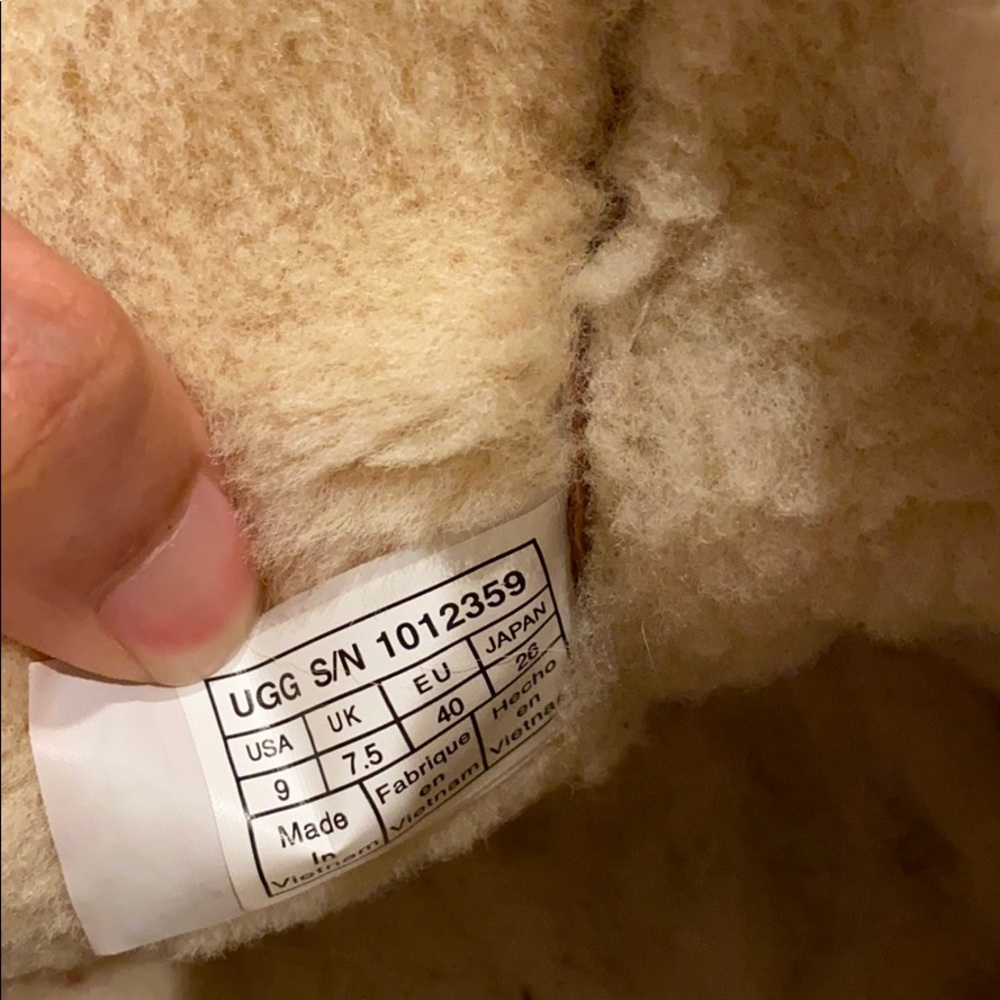 Lightly loved UGGS - Picture 5 of 7